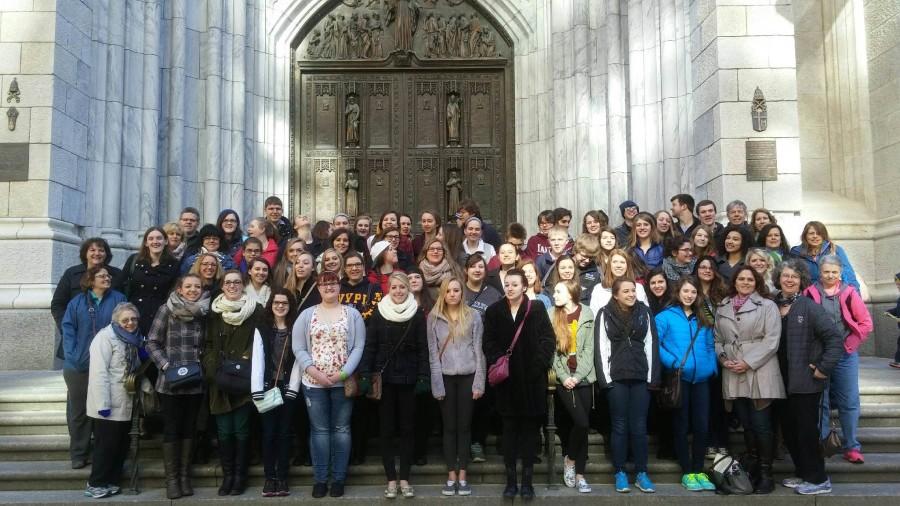 All+the+students+and+parents+gather+outside+of+St.+Patrick%E2%80%99s+Cathedral+on+the+last+day+of+the+trip.+%0A