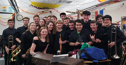 The show band celebrates their best band award, which they won at the Bettendorf competition.
