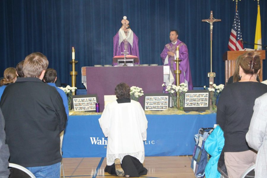 SPECIAL+CONNECTION%0AFather+Martin+Coolidge+presides+at+the+Mass+of+Remembrance+on+November+11.+With+the+presence+of+the+choir+and+many+families%2C+mass+participation+was+strong+among+the+student+body.+