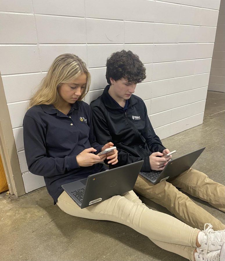DOUBLE SCREENING IT
Abbie Keller and Thomas Mahoney, 25, go on their phones while also working on schoolwork.